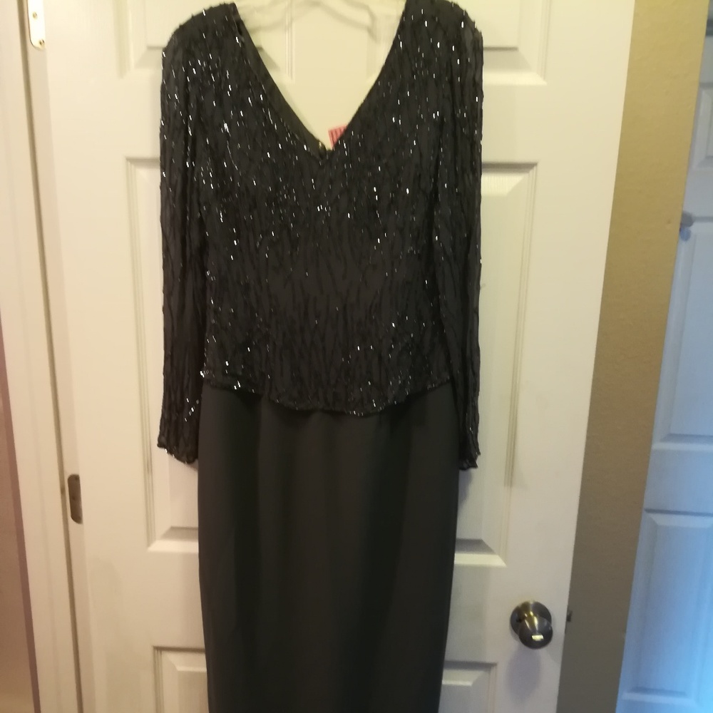 Beautiful Gray Gown w Shear Beaded Top Size 10 NWT